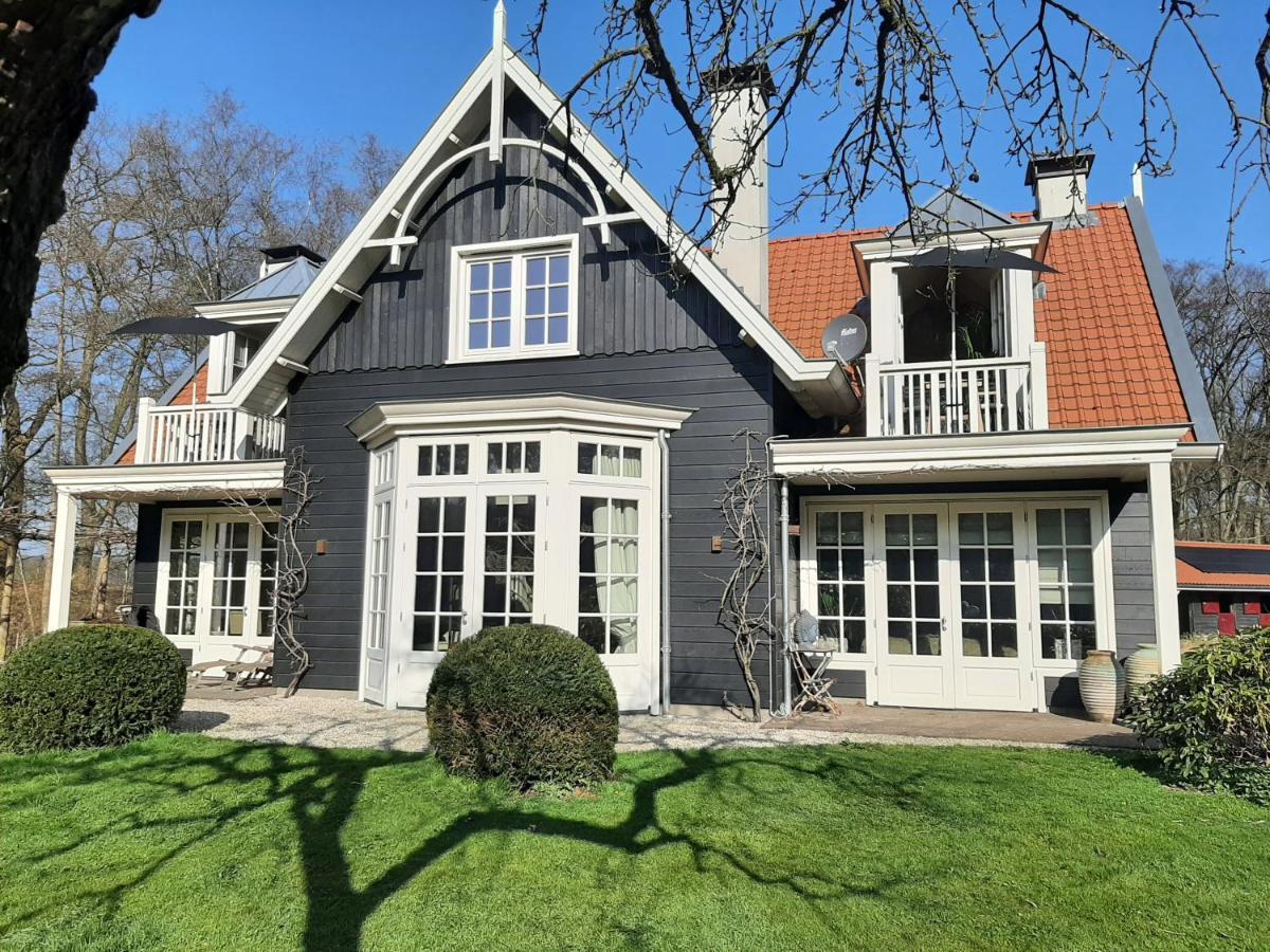 Bed and Breakfast Huize Koempoelan Naarden Exterior foto